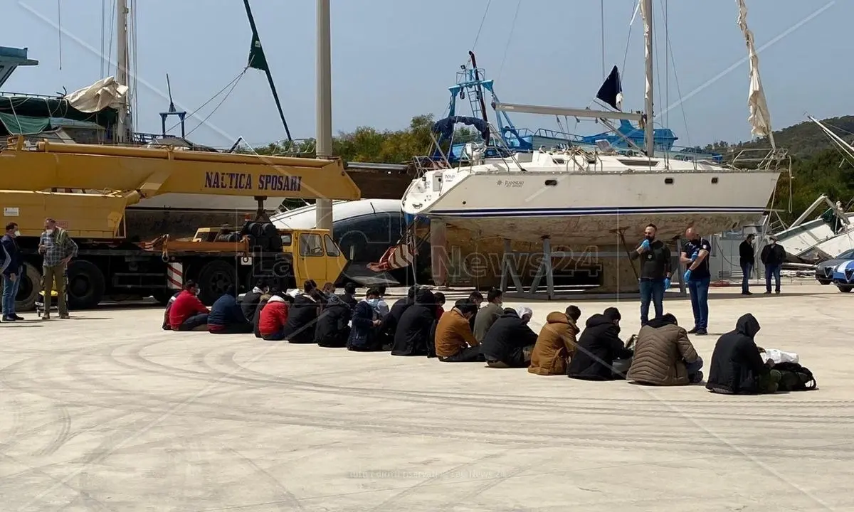 Migranti, sbarcate a Roccella Ionica 71 persone: si tratta dell’ottavo arrivo del 2022