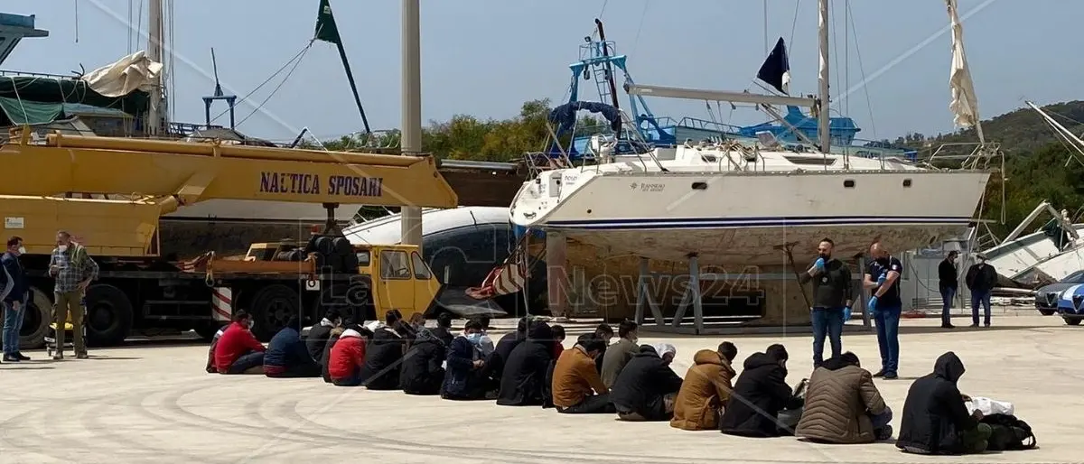 Migranti, sbarcate a Roccella Ionica 71 persone: si tratta dell’ottavo arrivo del 2022