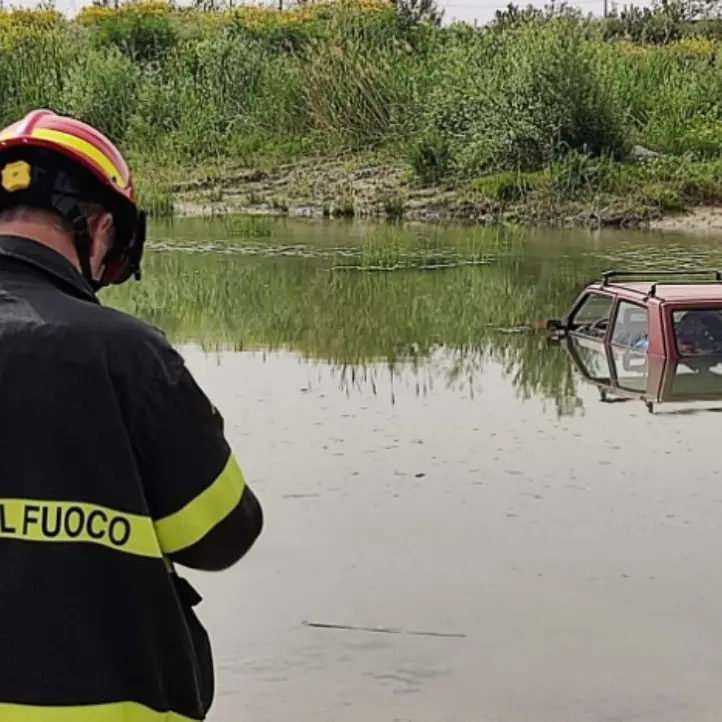 Incidente a Cirò Marina, perde il controllo dell’auto e finisce nel fiume