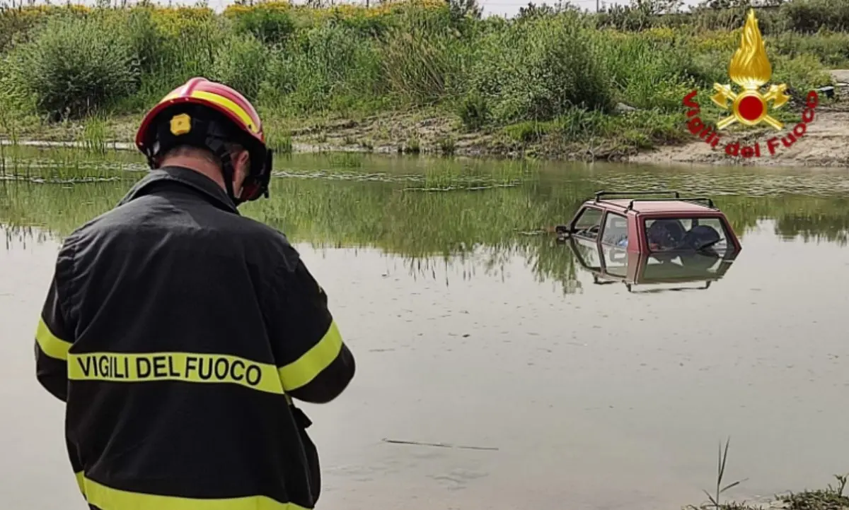 Incidente a Cirò Marina, perde il controllo dell’auto e finisce nel fiume