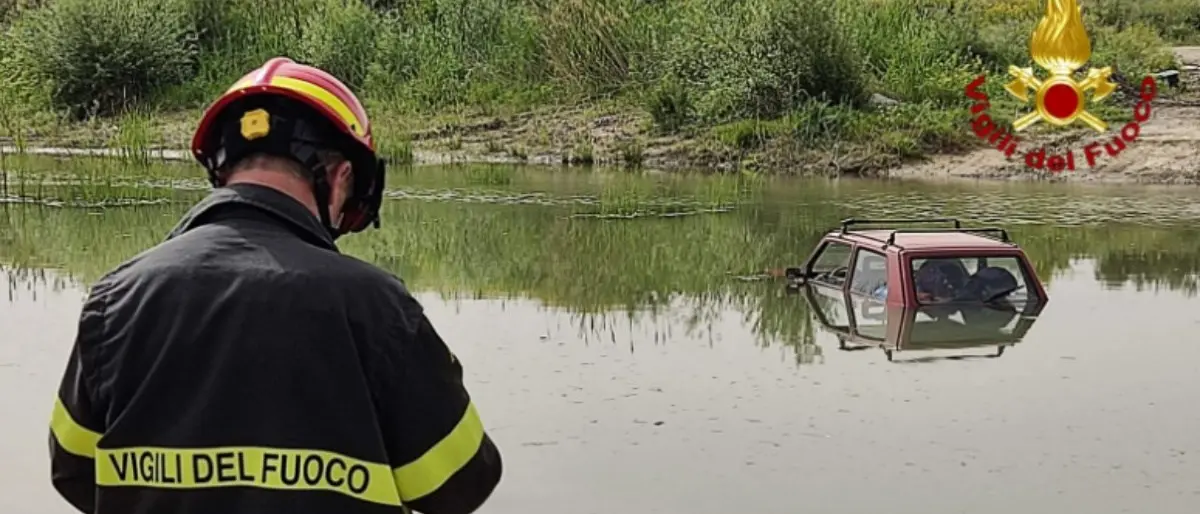 Incidente a Cirò Marina, perde il controllo dell’auto e finisce nel fiume