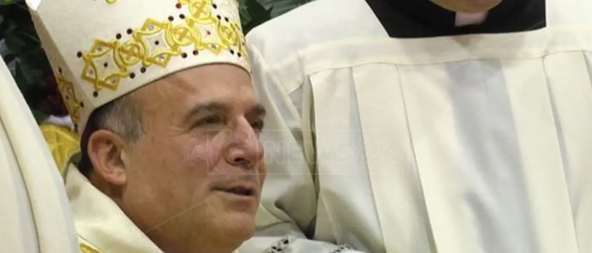 Il vescovo di Crotone contro i fuochi d’artificio durante le feste patronali: «Ricordano il fragore delle bombe»