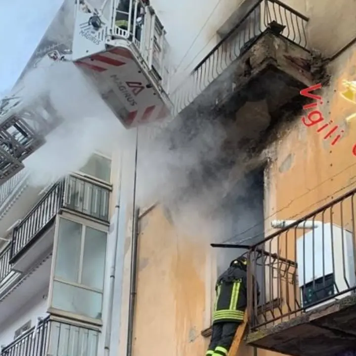 Incendio in un’abitazione nel Cosentino, una persona salvata dalle fiamme