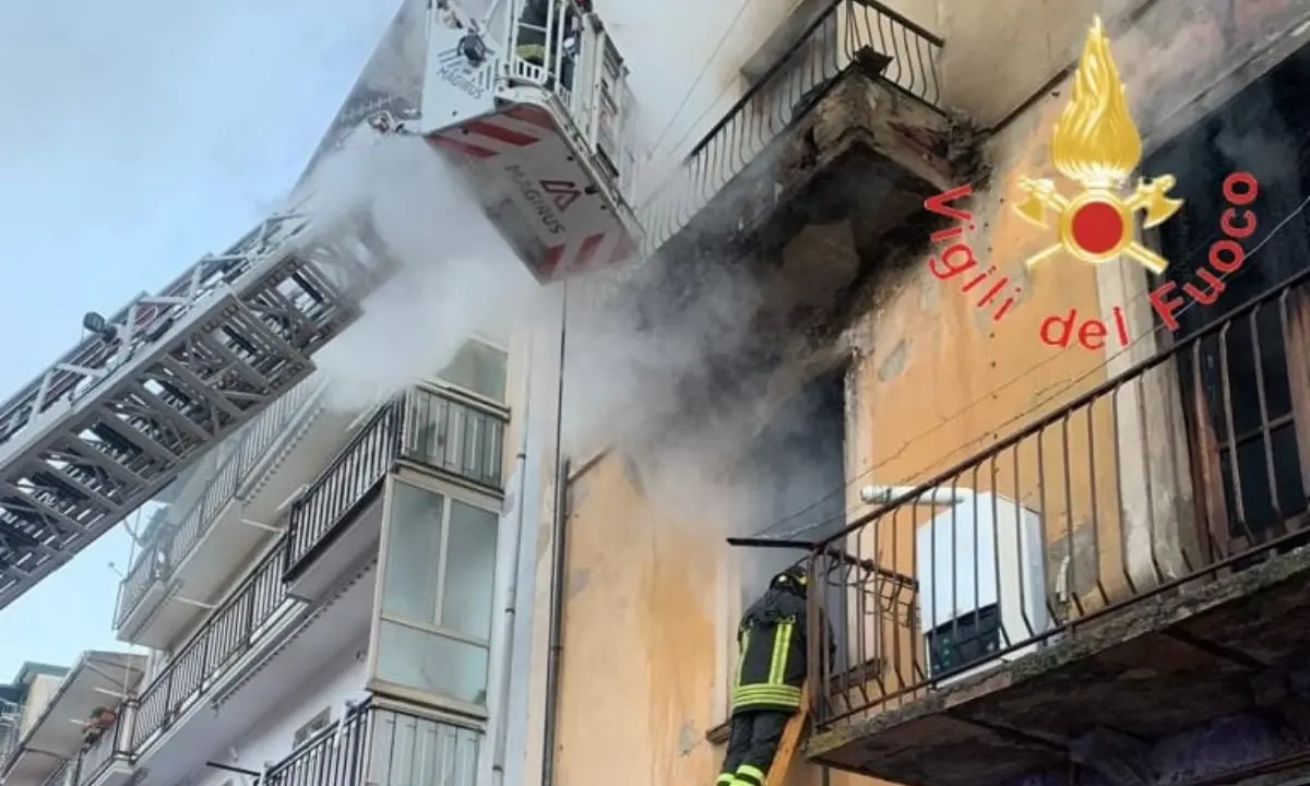 Incendio in un’abitazione nel Cosentino, una persona salvata dalle fiamme