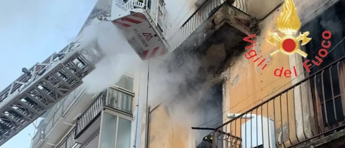 Incendio in un’abitazione nel Cosentino, una persona salvata dalle fiamme