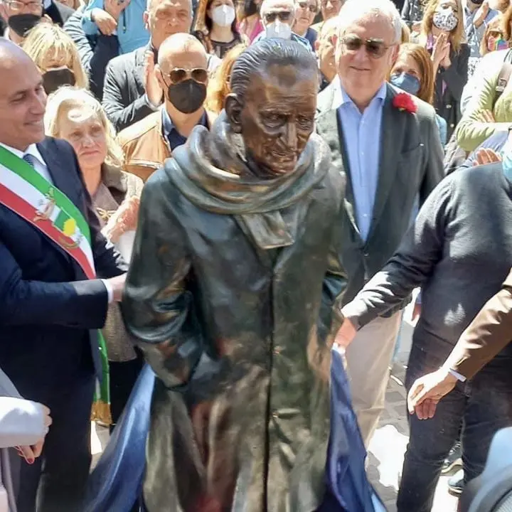 «Scarsa somiglianza, troppo basso»: piovono critiche per la statua di Mancini ma ieri il Leone socialista «è tornato tra la sua gente»