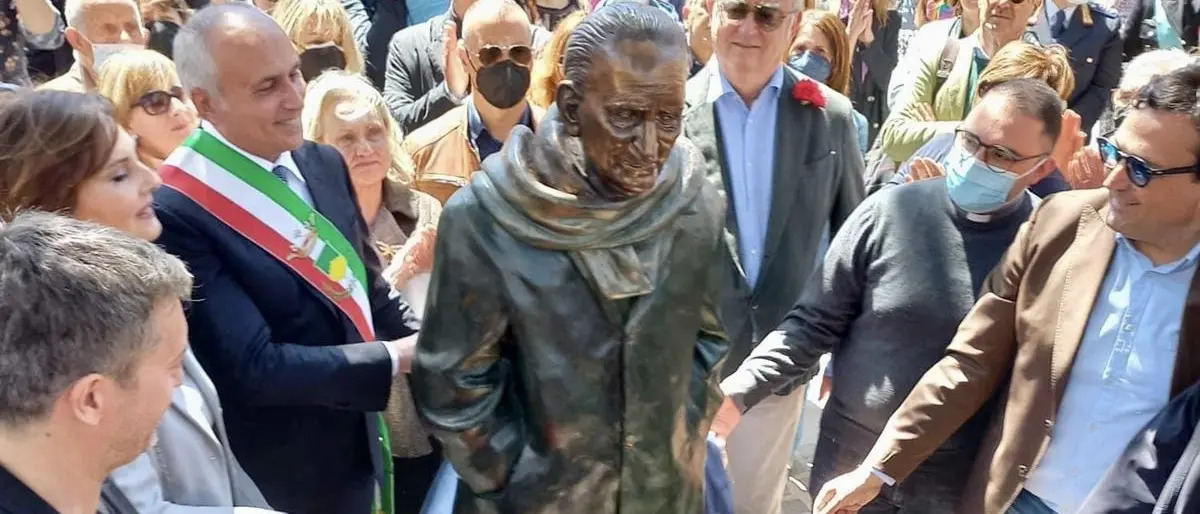 «Scarsa somiglianza, troppo basso»: piovono critiche per la statua di Mancini ma ieri il Leone socialista «è tornato tra la sua gente»