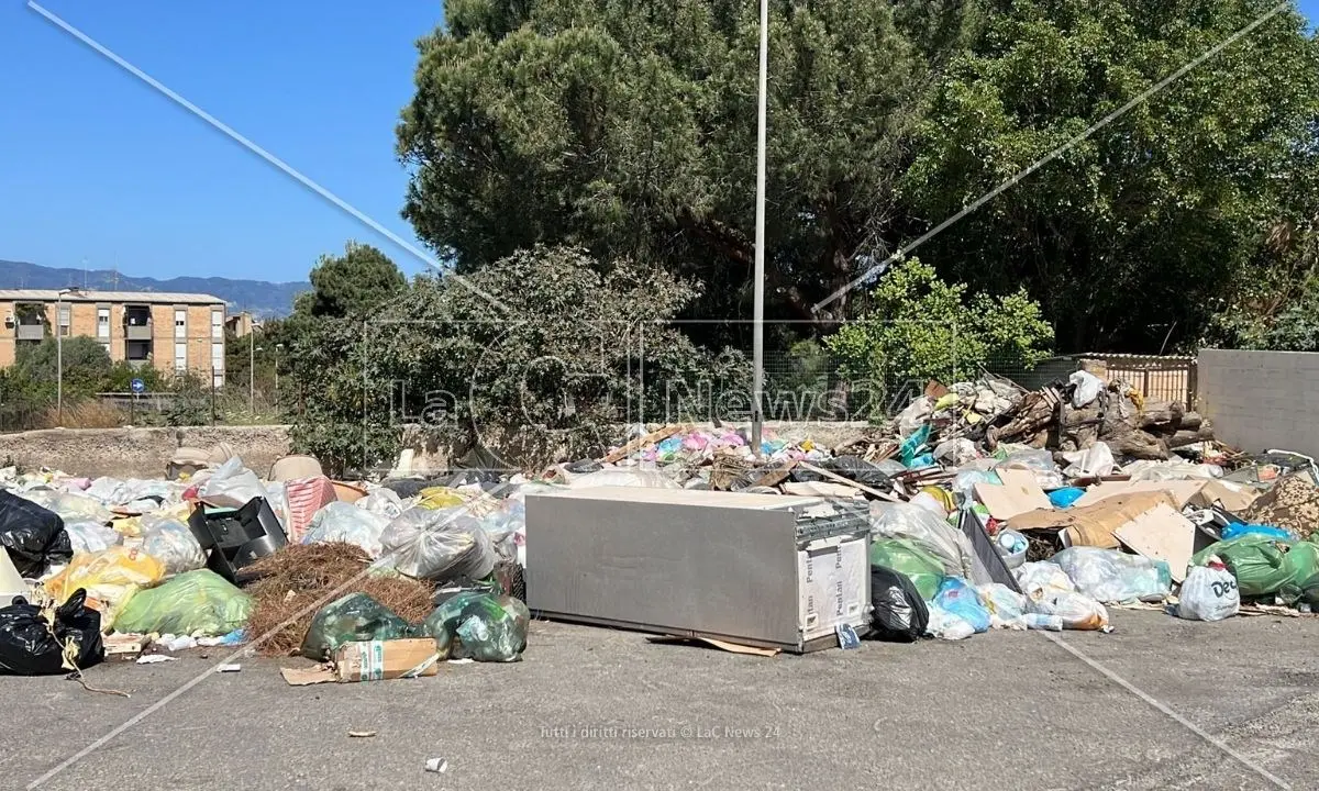 Reggio, il quartiere Archi ancora sommerso dai rifiuti: topi per strada e cittadini esasperati