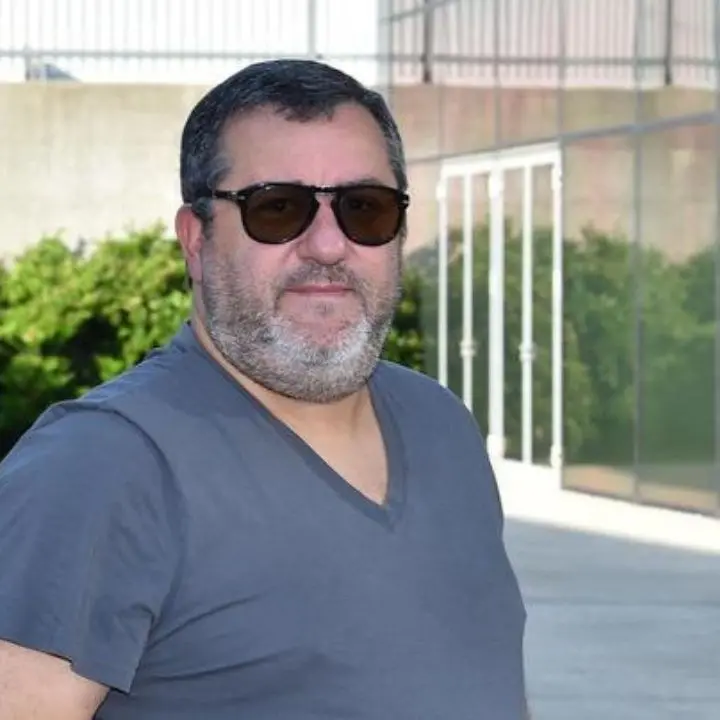 Mino Raiola non è morto, ricoverato in gravissime condizioni al San Raffaele. Zangrillo: «Combatte»
