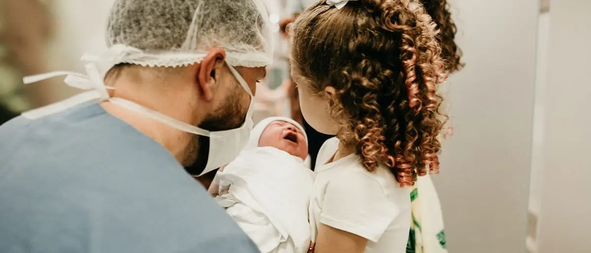 Il doppio cognome diventa la regola, la rivoluzione della Consulta: «Illegittime le norme in vigore»