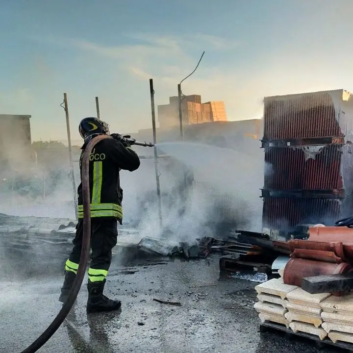 Incendio a Lamezia Terme, in fiamme materiale edile nel piazzale di una attività commerciale