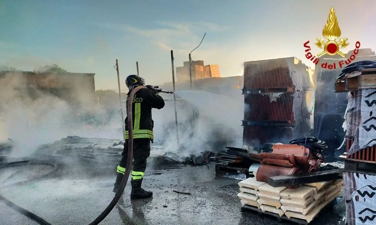 Incendio a Lamezia Terme, in fiamme materiale edile nel piazzale di una attività commerciale