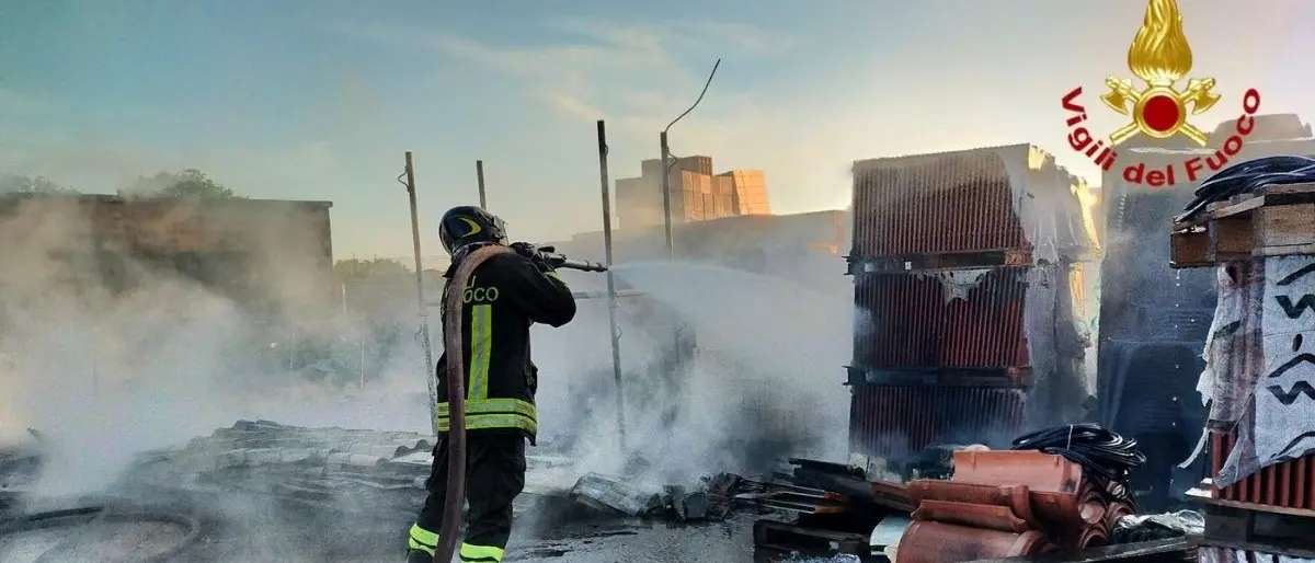Incendio a Lamezia Terme, in fiamme materiale edile nel piazzale di una attività commerciale