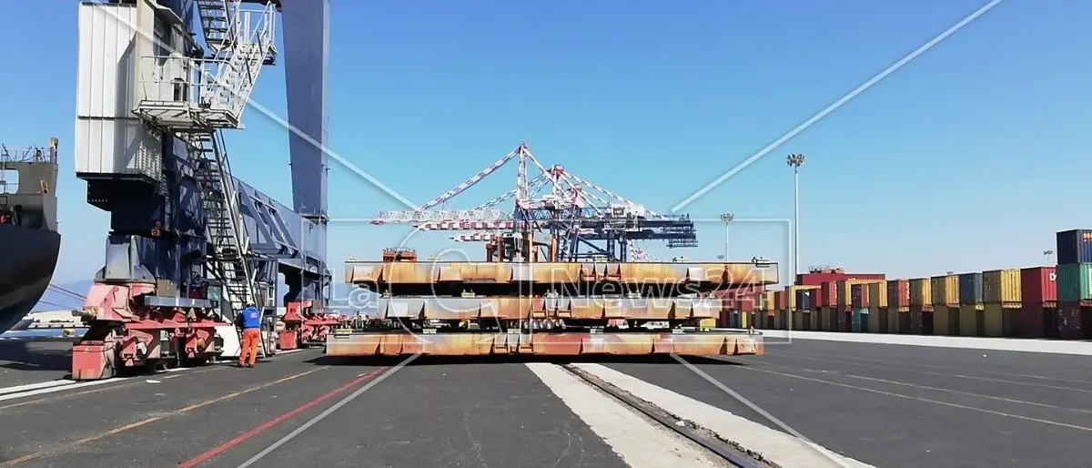 Si spezza il cavo di ormeggio di una nave, tragedia sfiorata al porto di Gioia Tauro