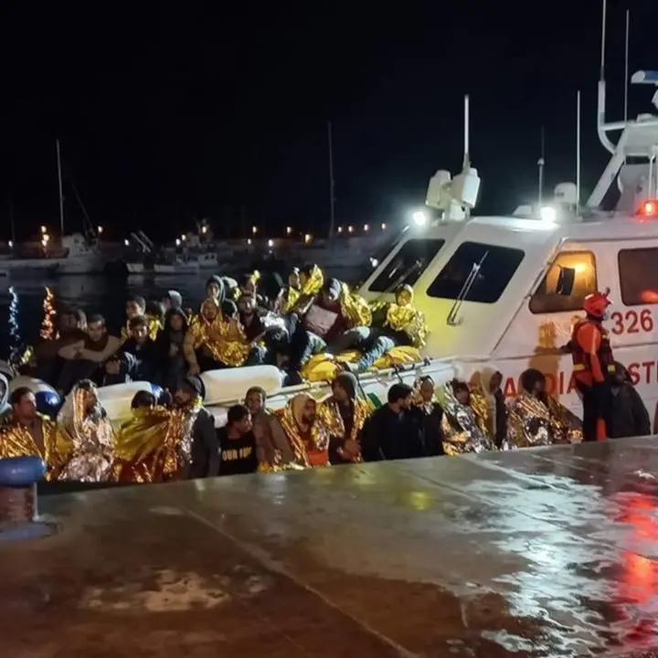 Migranti, secondo sbarco in un giorno a Roccella: arrivate altre 90 persone