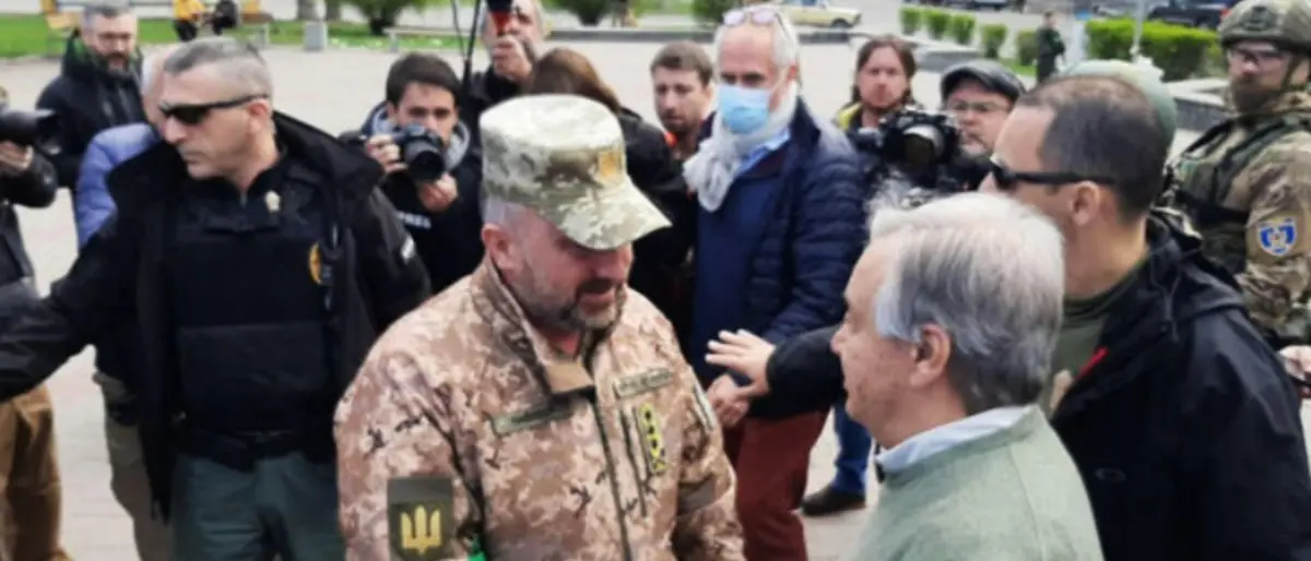 Ucraina, missili a Kiev durante la visita del segretario delle Nazioni Unite. Zelensky: «Russia vuole umiliare l’Onu»