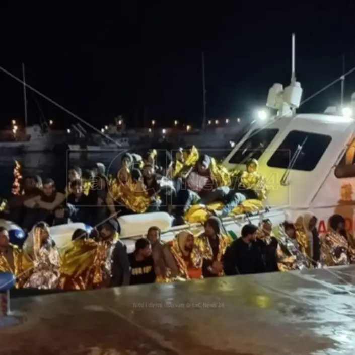 Altri sbarchi in Calabria, oltre 200 migranti giunti a Roccella: presenti diverse donne e bambini