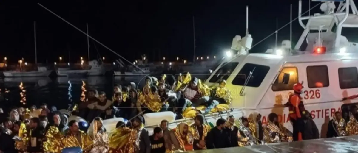 Altri sbarchi in Calabria, oltre 200 migranti giunti a Roccella: presenti diverse donne e bambini