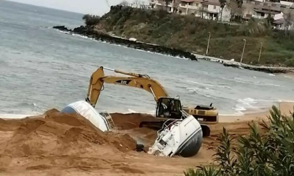 Relitti degli sbarchi di migranti sulle spiagge del Crotonese, al via la rimozione