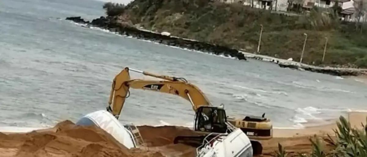 Relitti degli sbarchi di migranti sulle spiagge del Crotonese, al via la rimozione