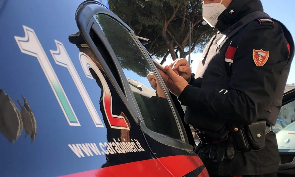 Forza un posto blocco e tenta disfarsi di una pistola, 50enne arrestato nel Cosentino