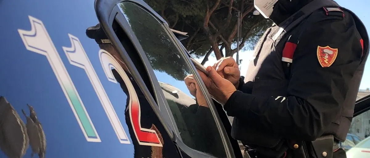 Forza un posto blocco e tenta disfarsi di una pistola, 50enne arrestato nel Cosentino