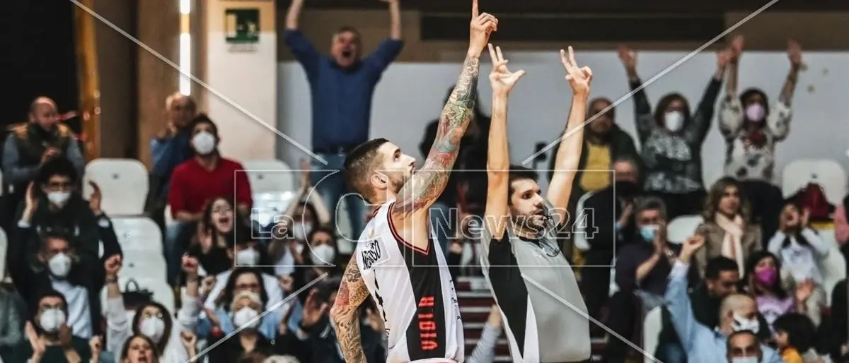 Viola Reggio Calabria, vittoria pesante in ottica playoff: Salerno battuta 65-61