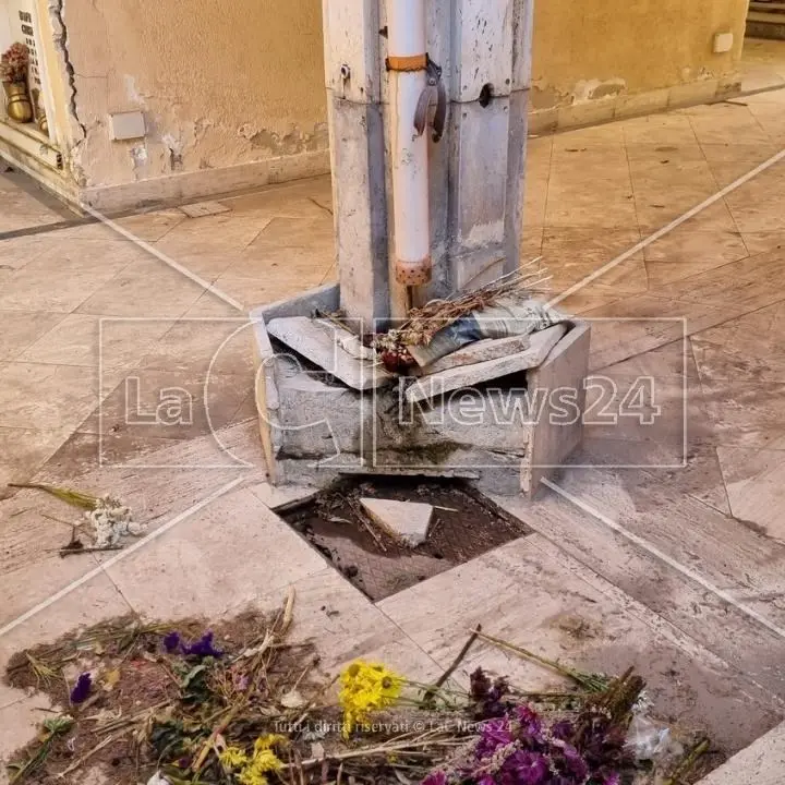 Scarsa manutenzione e furti di rame: a Reggio non c’è pace per i morti al cimitero di Condera