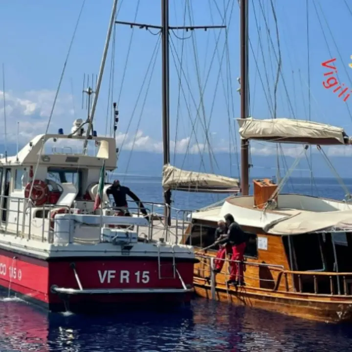 Imbarcazione rischia di affondare al largo del Porto di Gioia Tauro, intervengono i vigili del fuoco