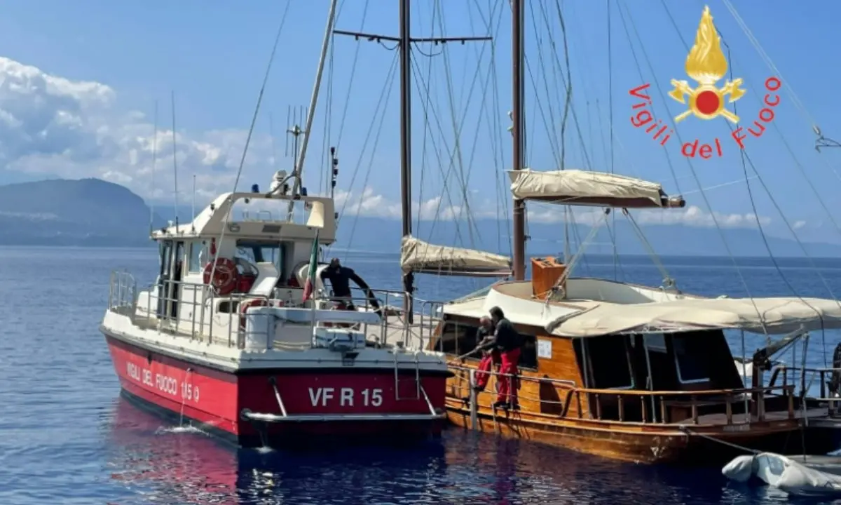 Imbarcazione rischia di affondare al largo del Porto di Gioia Tauro, intervengono i vigili del fuoco
