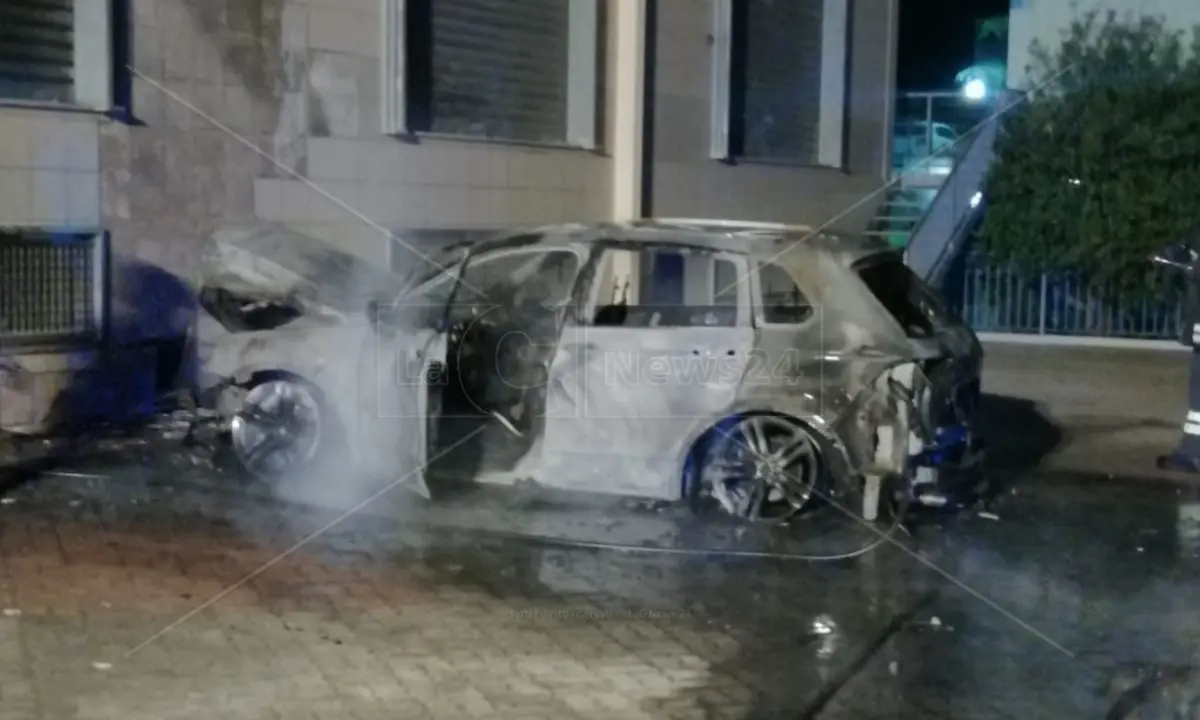 Corigliano Rossano, incendiata nella notte l’auto di un imprenditore