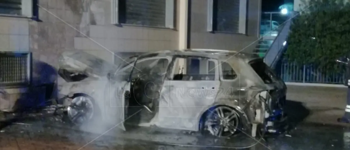 Corigliano Rossano, incendiata nella notte l’auto di un imprenditore
