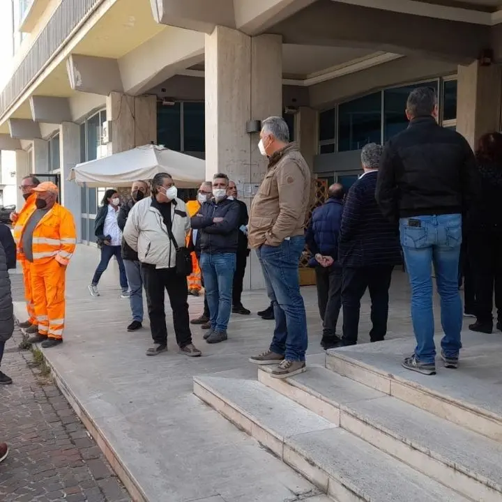 Catanzaro, ritardi nel pagamento degli stipendi: protestano i dipendenti della Provincia