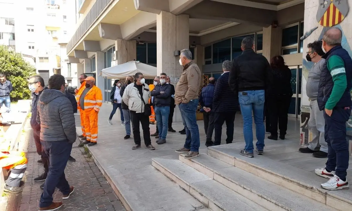 Catanzaro, ritardi nel pagamento degli stipendi: protestano i dipendenti della Provincia