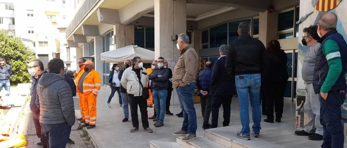 Catanzaro, ritardi nel pagamento degli stipendi: protestano i dipendenti della Provincia