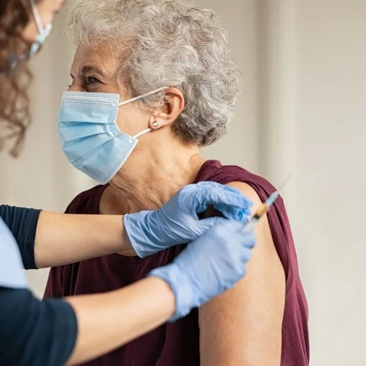 Vaccini, l’appello della Regione: «Importante la quarta dose per over 80 e fragili»