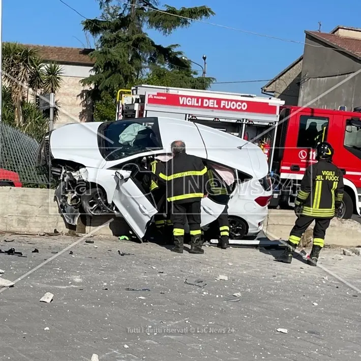 Incidente tra Montalto e Rende, auto finisce sulla recinzione di una concessionaria