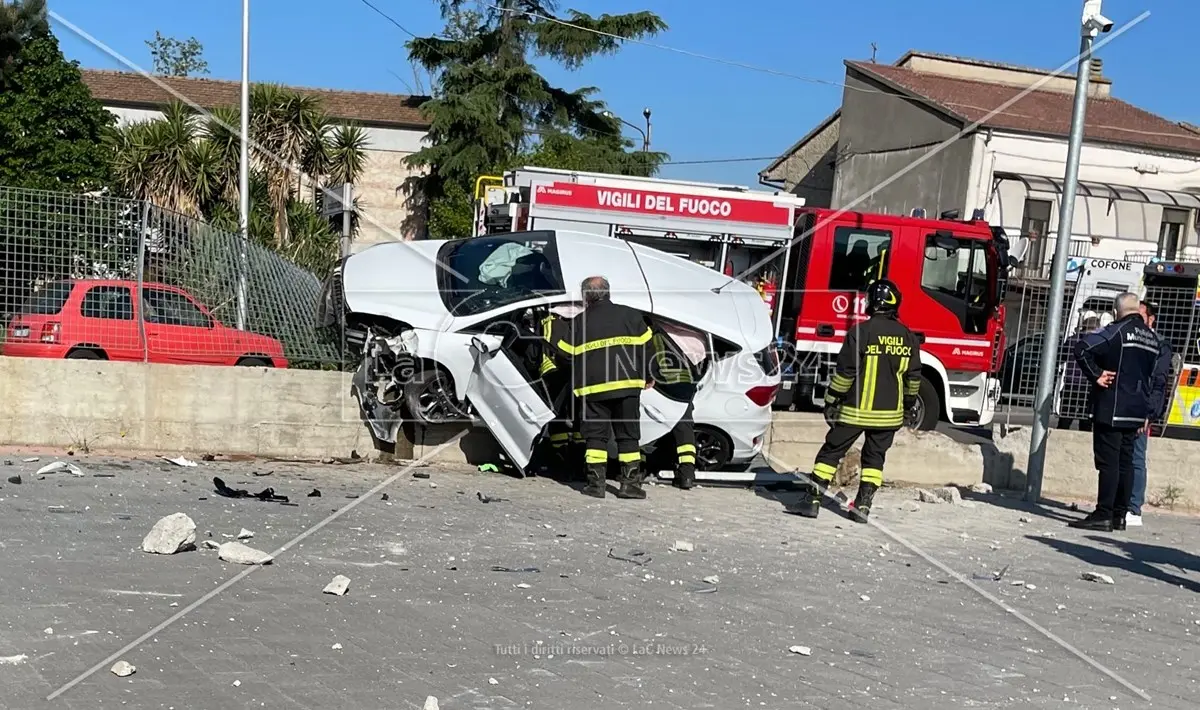 Incidente tra Montalto e Rende, auto finisce sulla recinzione di una concessionaria