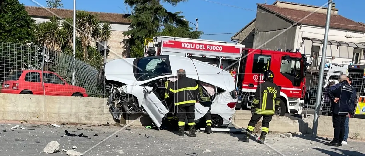 Incidente tra Montalto e Rende, auto finisce sulla recinzione di una concessionaria