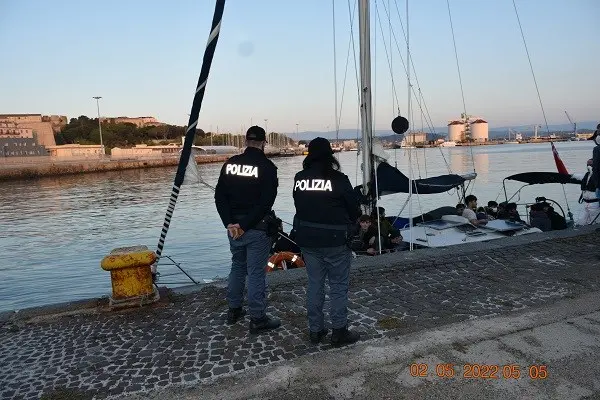 Sbarco di 74 migranti nel Crotonese, fermati tre presunti scafisti