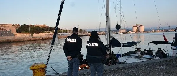 Sbarco di 74 migranti nel Crotonese, fermati tre presunti scafisti