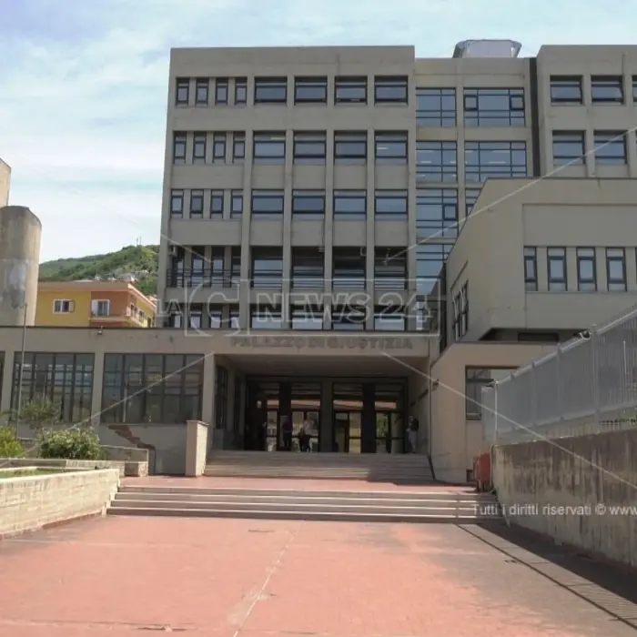 Coltivava cannabis per lenire i dolori causati dalla fibromialgia: al via processo per 25enne di Paola