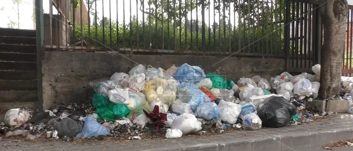 Corsa contro il tempo per evitare un’estate con i rifiuti per le strade: commissario al lavoro