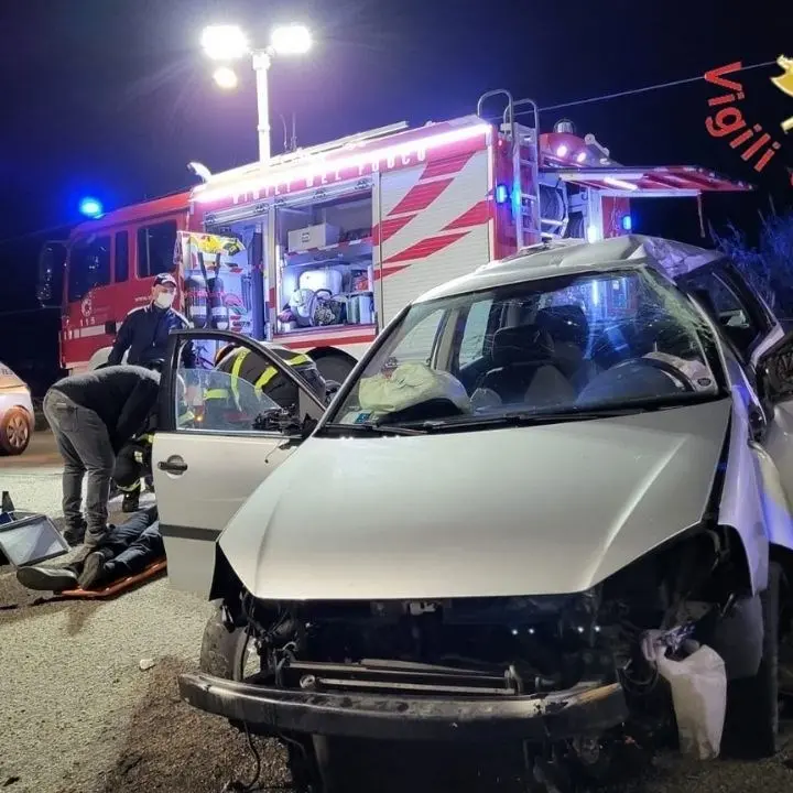 Incidente a Catanzaro, perde il controllo dell’auto e si schianta contro il guardraill: un ferito