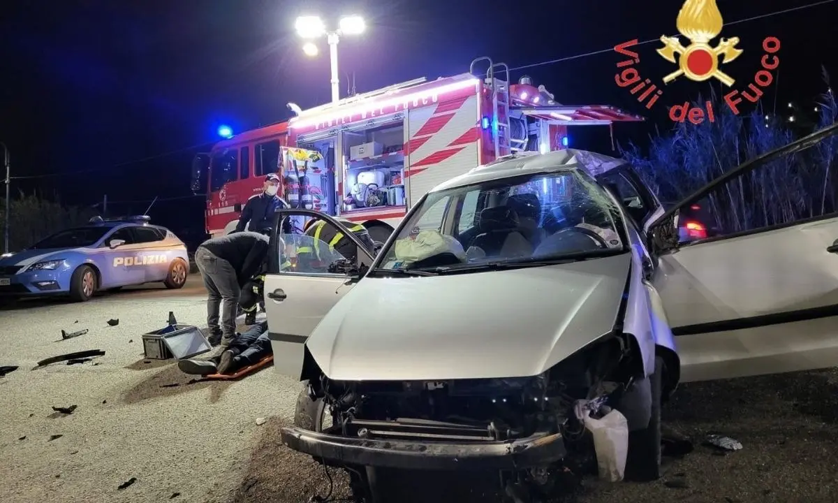 Incidente a Catanzaro, perde il controllo dell’auto e si schianta contro il guardraill: un ferito