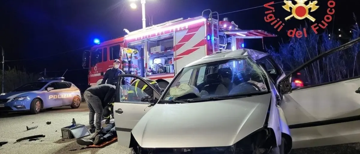 Incidente a Catanzaro, perde il controllo dell’auto e si schianta contro il guardraill: un ferito