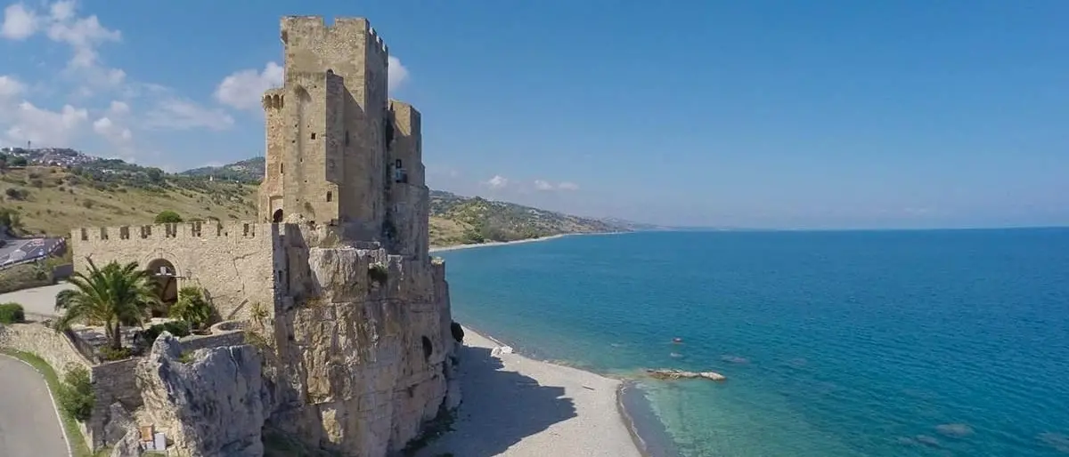 A.A.A. vendesi castello di Roseto Capo Spulico: 30 milioni di euro per il gioiello medievale della Calabria