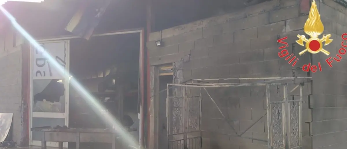 Incendio a Lamezia, va a fuoco un’autocarrozzeria: tanti danni ma nessun ferito