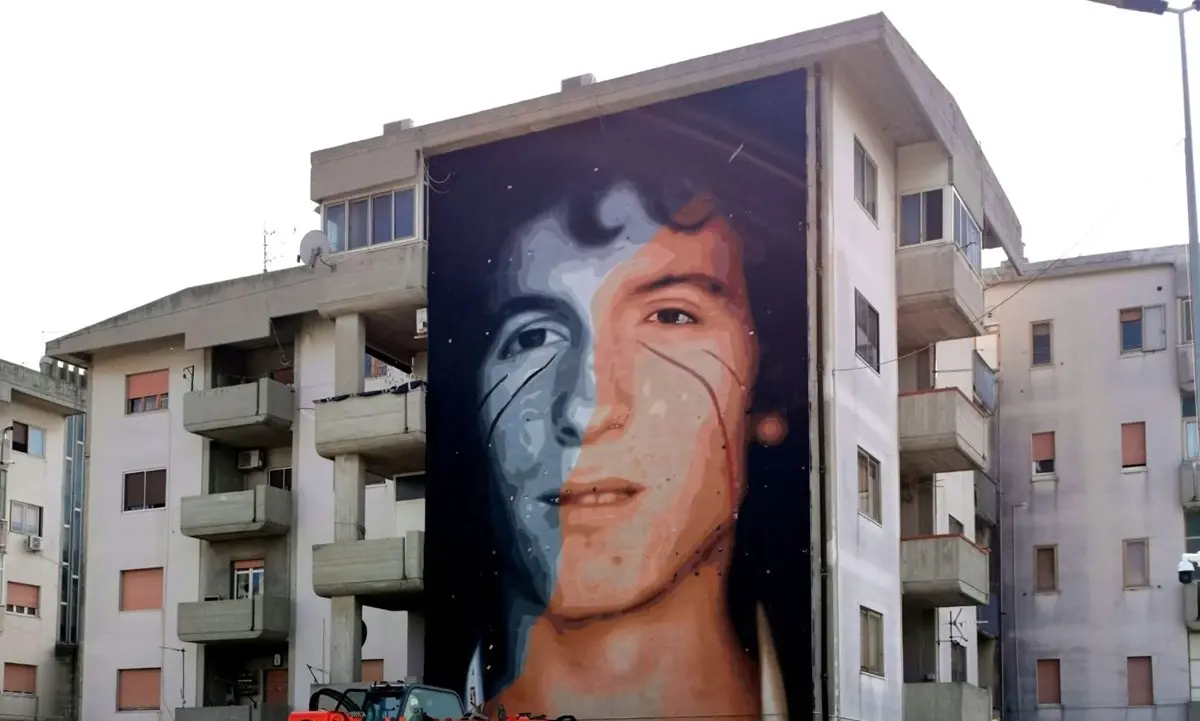 L’arte di Jorit a Crotone, prende forma il murales dedicato a Rino Gaetano