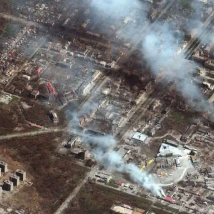 Ucraina, continuano i bombardamenti sull’acciaieria di Mariupol. Zelensky: «Civili ancora dentro. È un inferno»